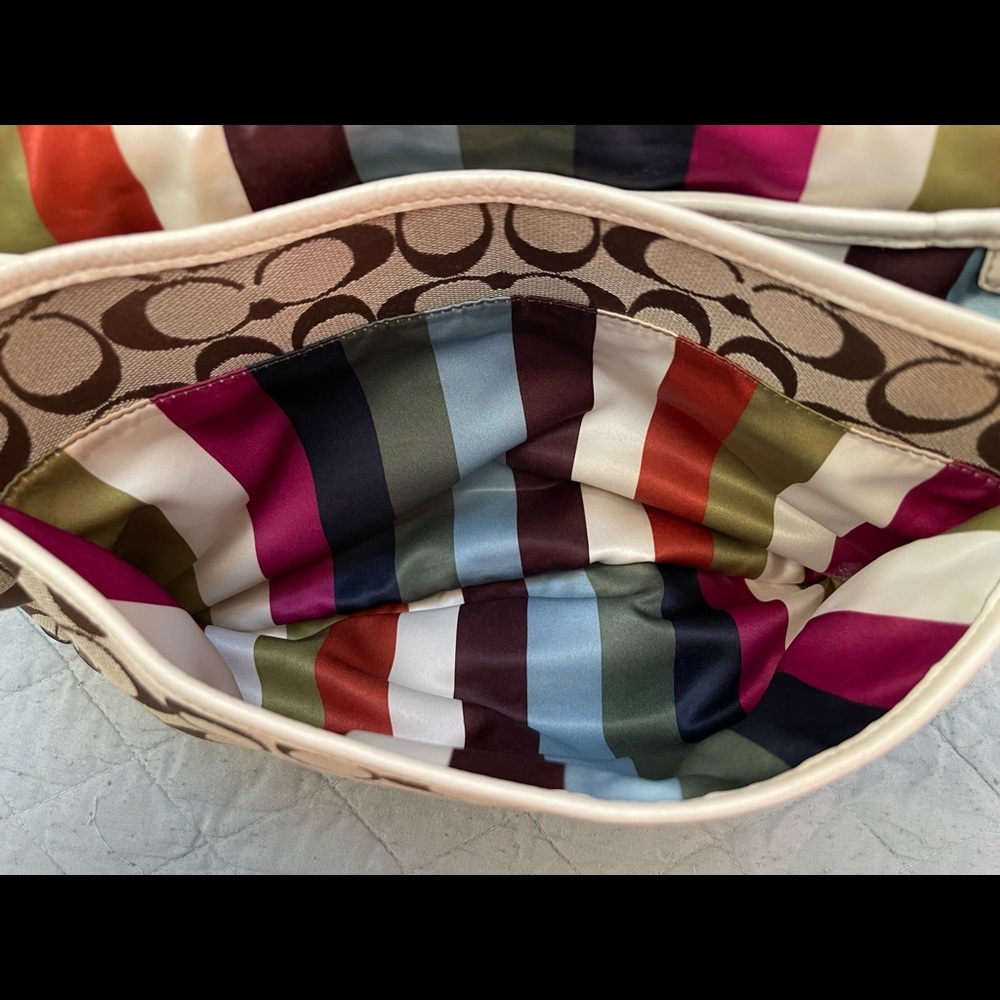 Coach bag excellent condition has a slight discoloration on the inside left flap